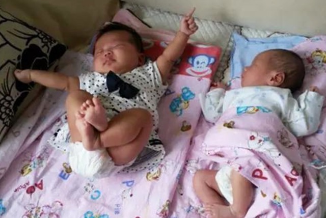 睡眠|宝宝睡姿“千奇百怪”,妈妈每次掀被子都像拆盲盒:这是练什么功