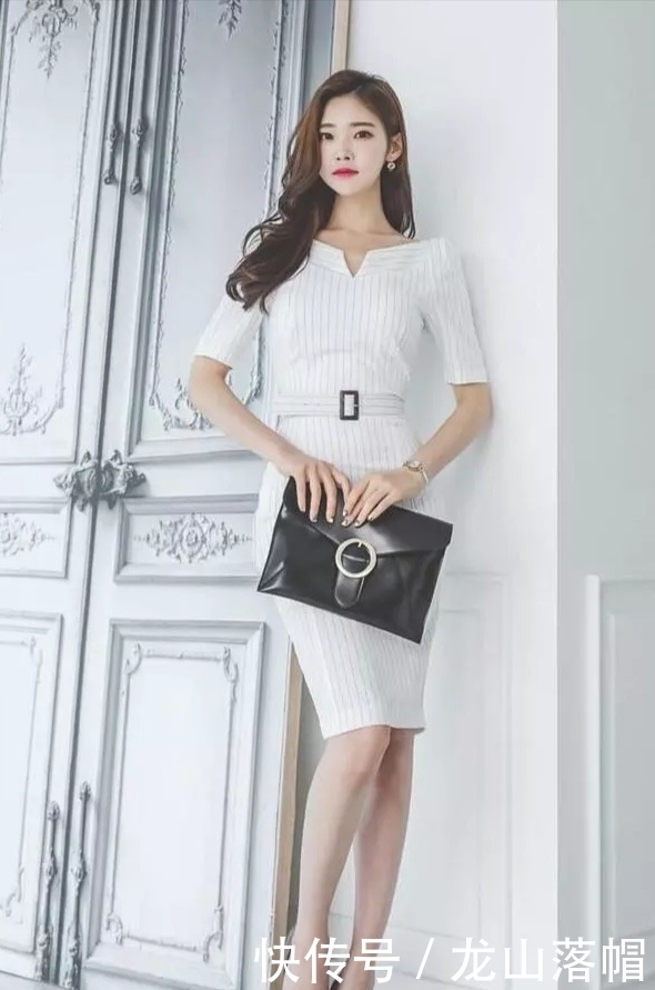 优雅端庄的小姐姐，一袭白色修身连衣裙，秀出风情万种