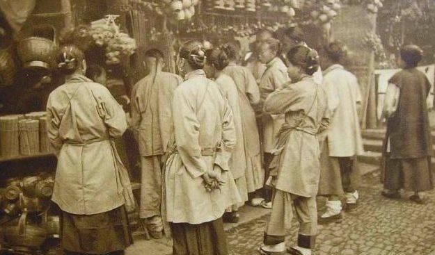 相貌|晚清老照片青楼女子相貌娇俏清丽,梳着别致的发髻十分美艳动人