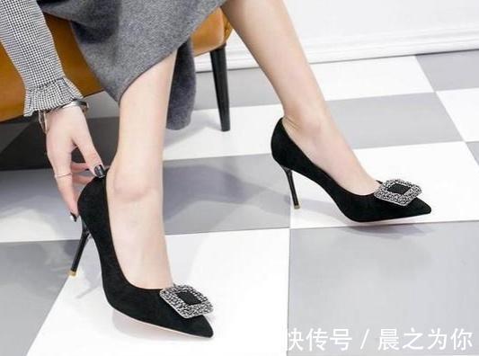 一字扣 细跟鞋设计的很有质感,能够让女人的步伐优雅起来!