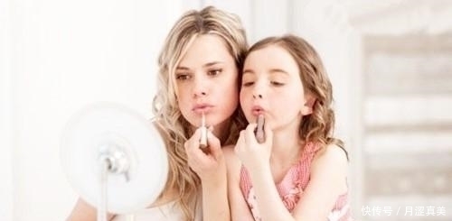 化妆品|3岁“超成熟女孩”偷偷化妆,妆后妈妈被狠狠惊艳,简直判若两人