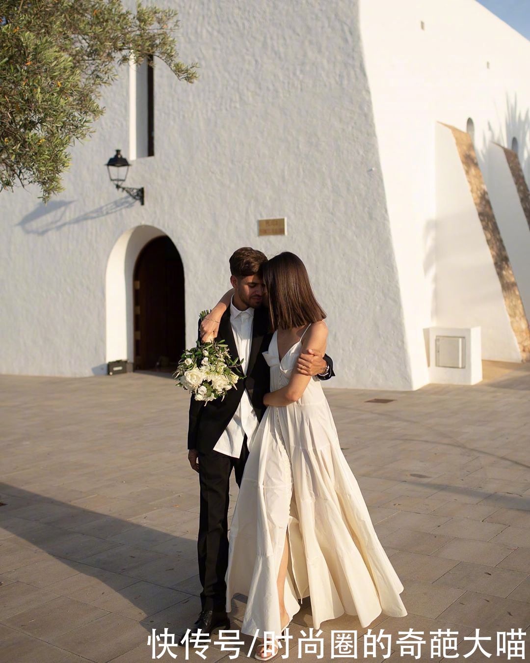 婚礼|繁琐的婚纱不再流行，吊带裙西装造型深受新娘喜爱，简单优雅