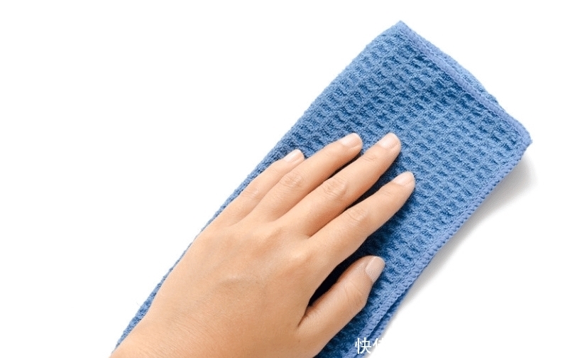 洗完澡之后,洗澡间的镜子上有水雾怎么办?如何清理呢