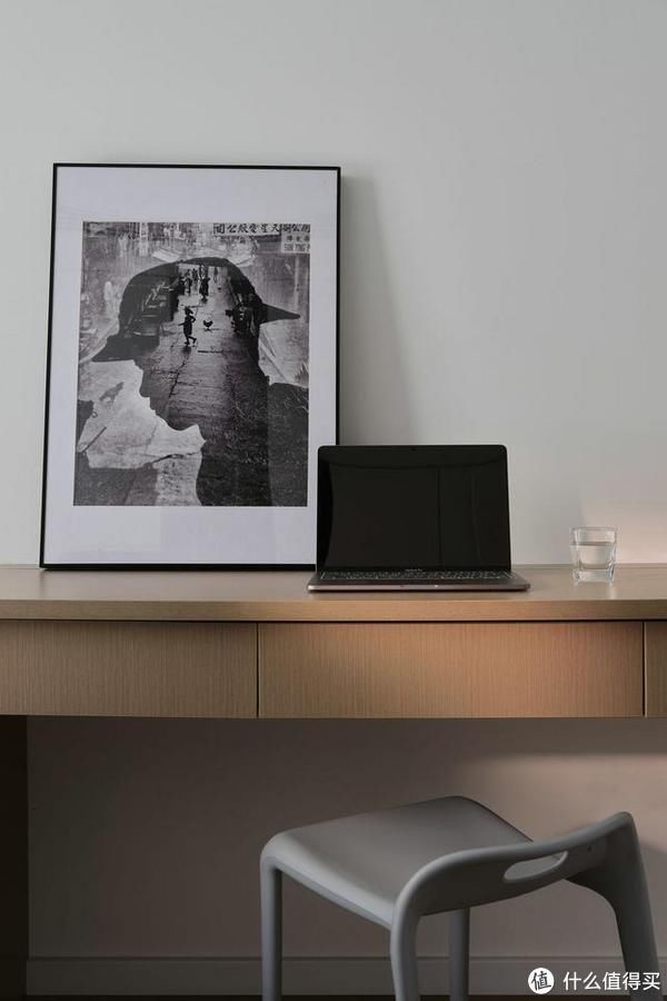 背景墙|南京夫妻129㎡的家,坚持全屋打满柜子,效果不是一般的大气实用