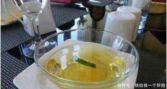吃牛排时,服务员端上来的柠檬水不要随便喝了,会被“笑话”的