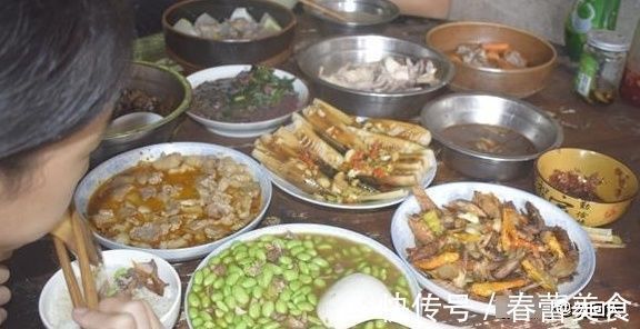 儿女吵着要回农村老家，公婆热情得恨不得杀猪招待，吃到打饱嗝