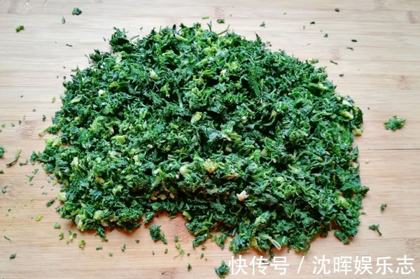 开春该吃啥这野菜包饺子正适合，清香可口味道好，鲜得忘不了