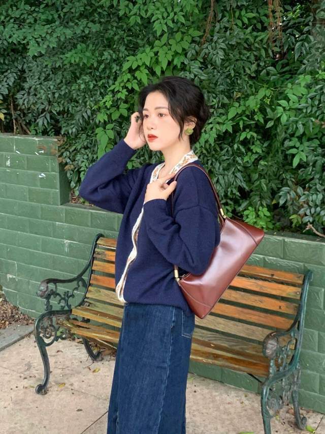 秋冬|普通人也适合穿的风格,棕色衬衫+黑色牛仔裤,保暖又时尚