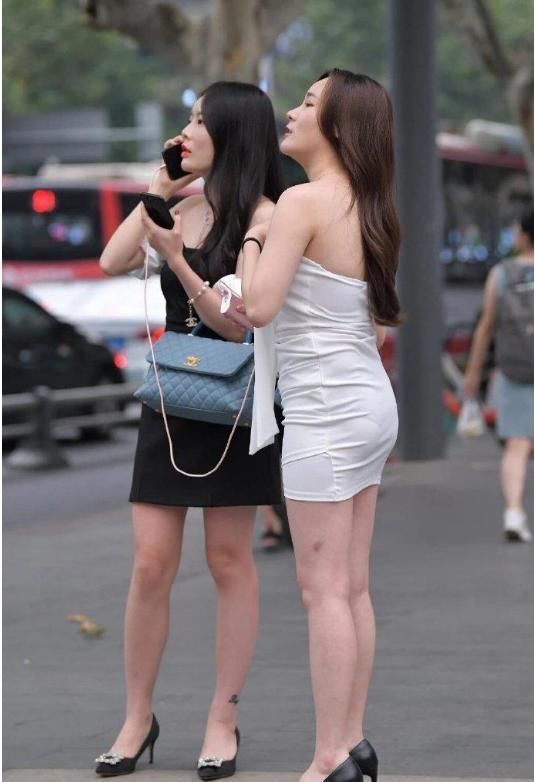 姐妹花|闺蜜姐妹花在街上紧张得东张西望,有情况