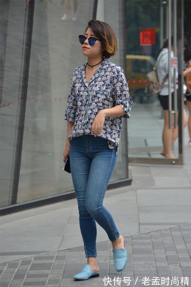 穿搭 街拍:小姐姐连衣裙搭配高跟鞋,身材纤细修长,非常漂亮!