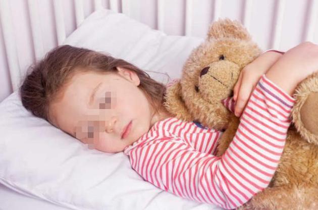 醒来|2岁女儿因尿床再没醒来,奶奶知道后怒吼妈妈我不会原谅你的!