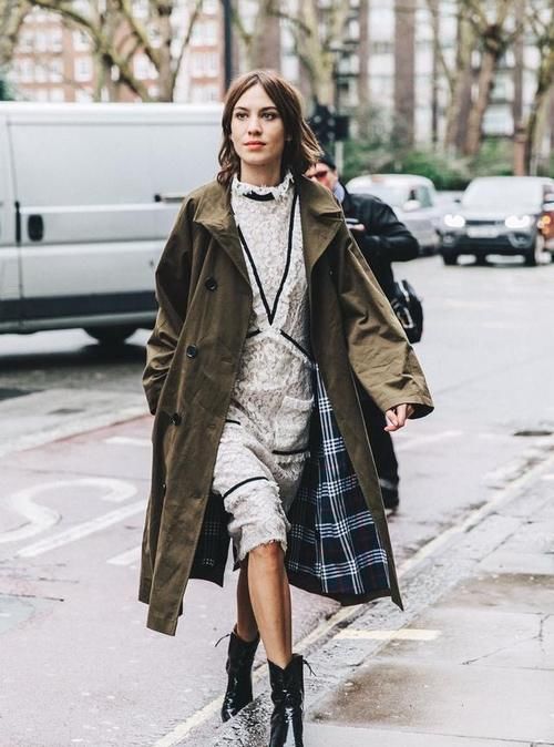 真正会穿的女人，春天穿风衣都这样搭裙子，你想要的时髦高级都有