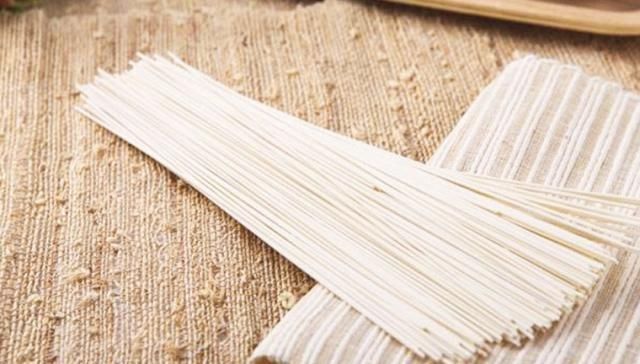 家常“零失败”蒸面条,新手也能轻松掌握,又香又嫩全家人抢着吃