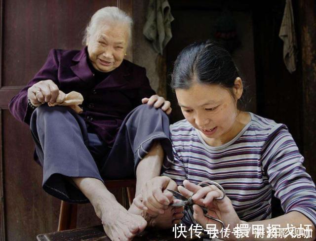 综合能力|老母亲含泪提醒将来最孝顺的孩子,从来都不是爸妈最疼的人