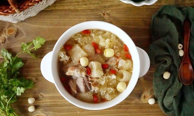 白色|秋季身体要滋润，不妨试试这汤，清润鲜美不上火，老人孩子都合适