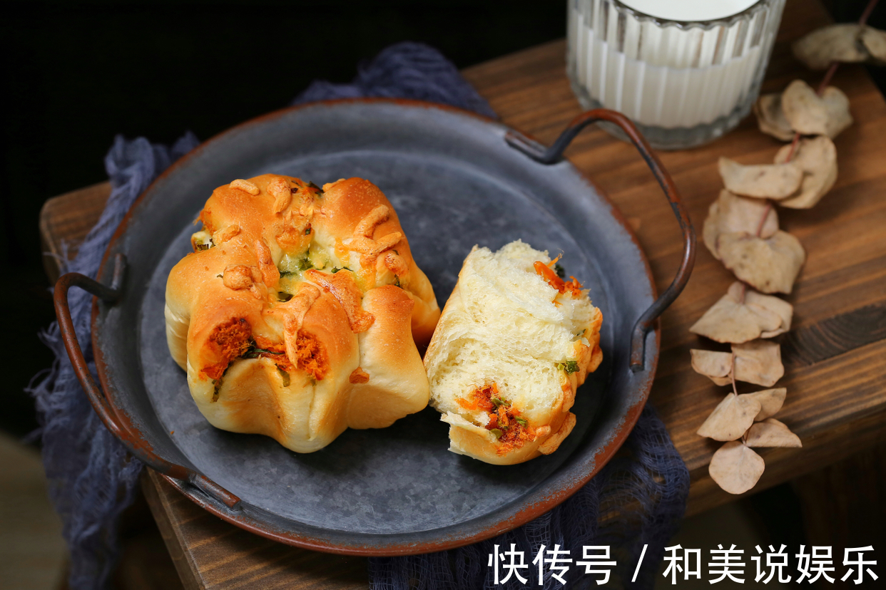 吃腻了甜面包换个口味,加点葱花和肉松,还没出炉就已经香飘满屋