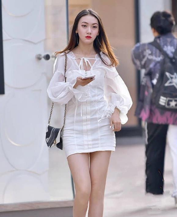 俏丽|街拍妍姿俏丽的美女,身穿白色的长袖连衣裙,唯美大气