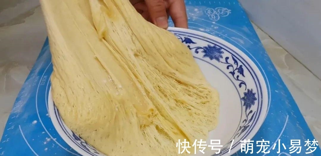 面粉这样做才好吃，撒2把芝麻，外皮焦脆又香甜，比面包烧饼好吃