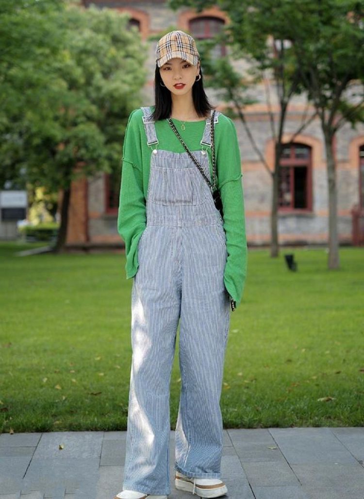 作画|街拍书香气质的小姐姐，自己在裙子上“作画”，才女就是不一样