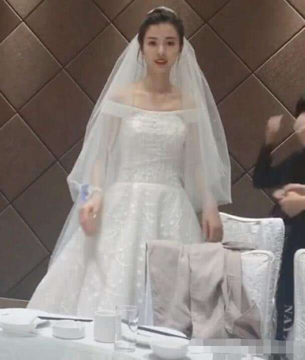 全网|全网“最美新娘”,笑起来觉得心要被暖化了,网友:好想去抢婚啊