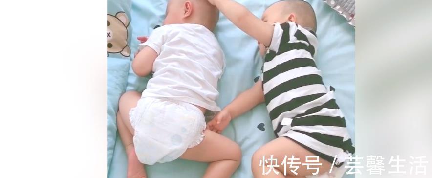 父母|双胞胎的日常,弟弟摸完哥哥的头就想走,但哥哥接下来反应太好玩