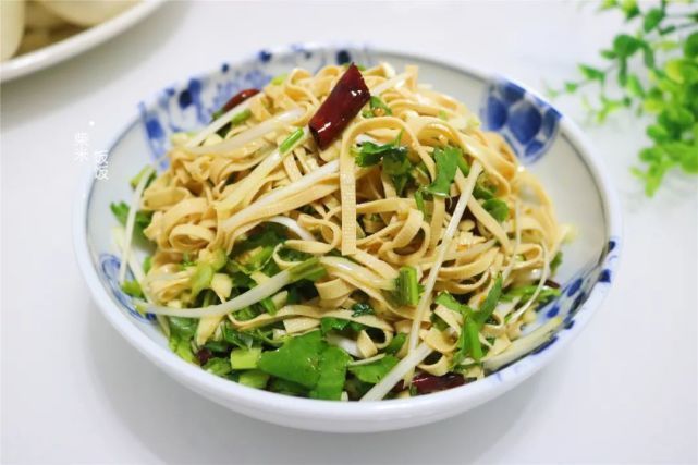 夏天最受欢迎的豆腐皮吃法，一煮一拌就上桌，软嫩入味特好吃