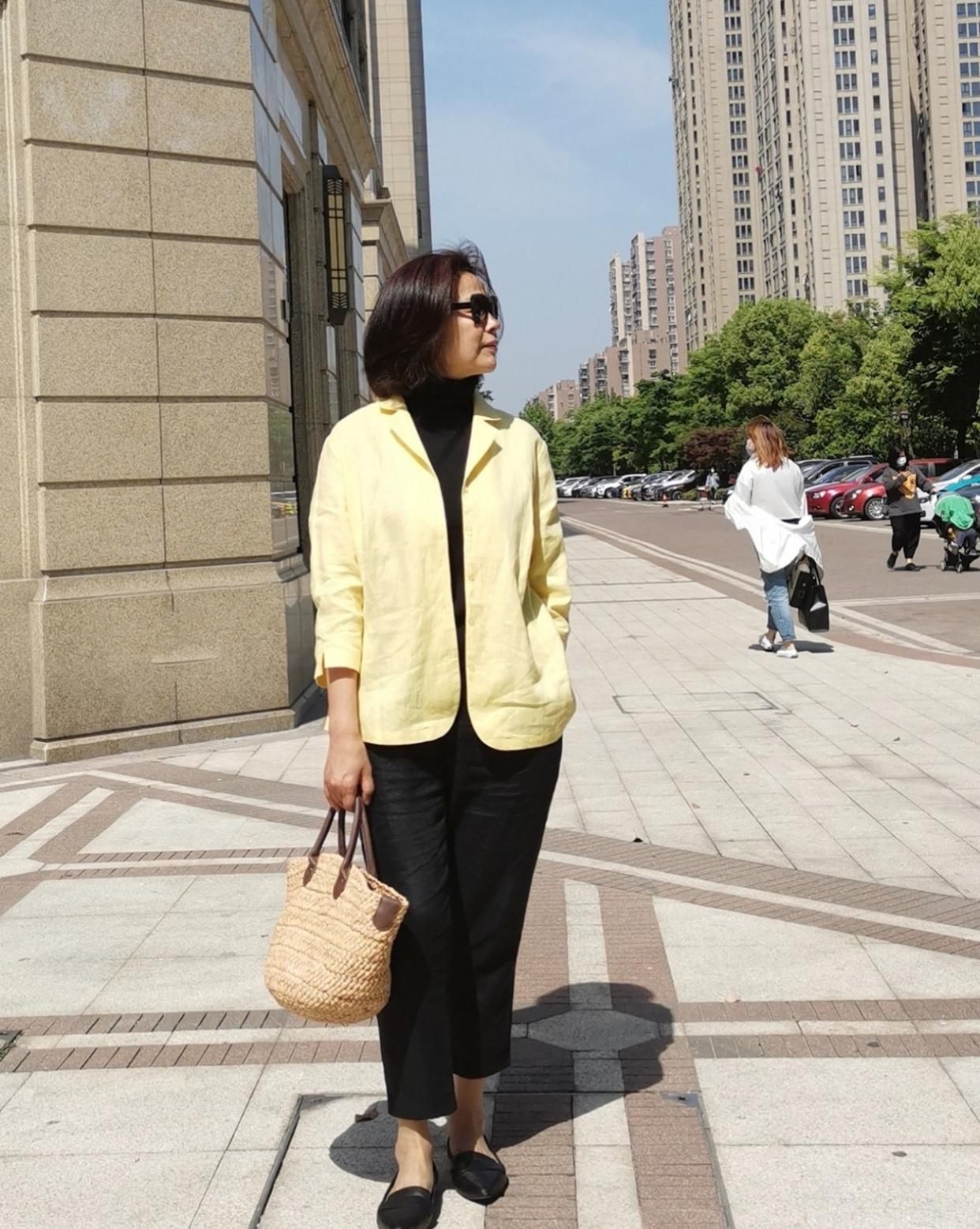 开春不穿裙子还可以穿什么？九分裤 平底鞋，六十岁女人穿好时髦