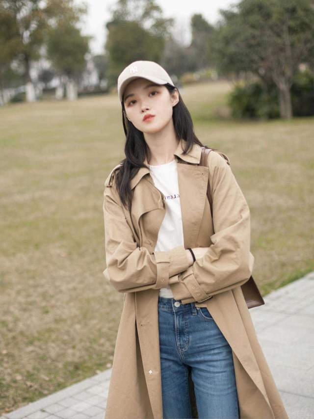 西裤|秋季胖女孩怎么穿?卡其色风衣搭配牛仔裤高级优雅,显高还显瘦