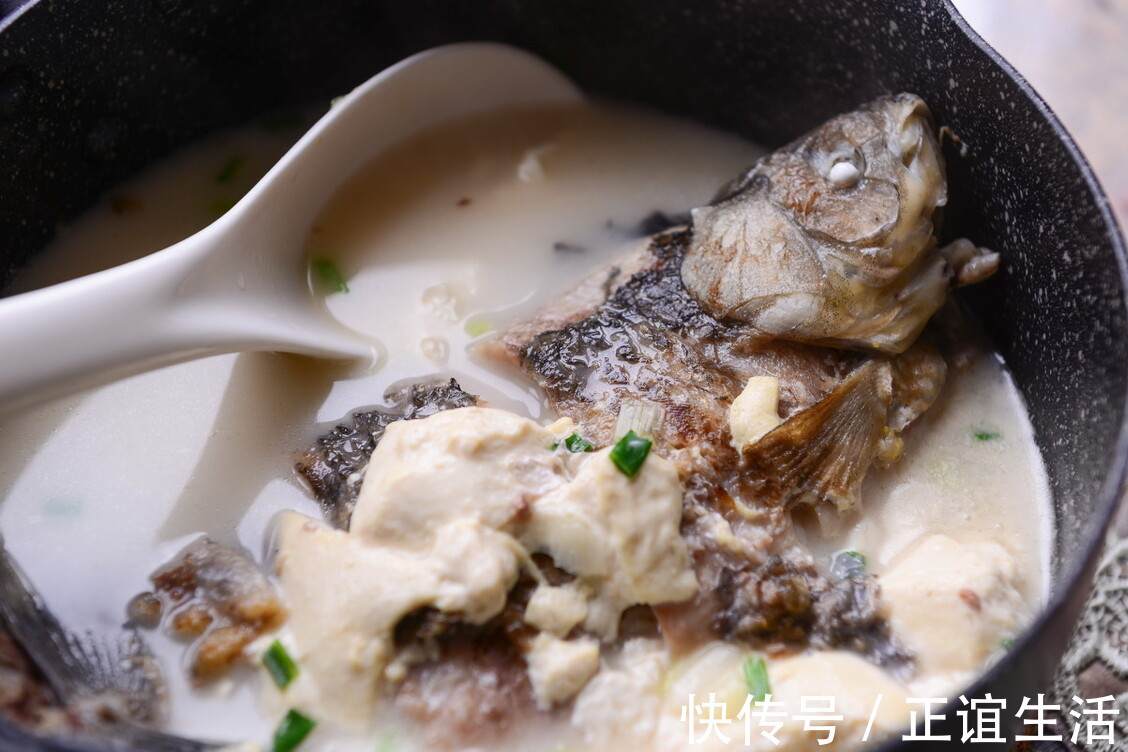 dh不管炖什么鱼,这2味料不能放,不然鱼腥味变重,鱼汤不白也不鲜