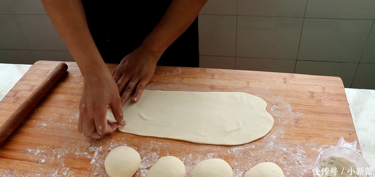 想吃韭菜盒子不用出去买,教你在家做更营养,薄皮大馅吃不够