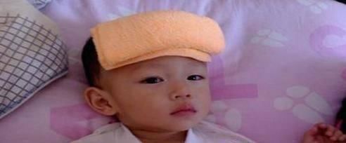 发烧|宝宝半夜发烧,该用冷毛巾还是热毛巾敷额头大多数父母都弄反了