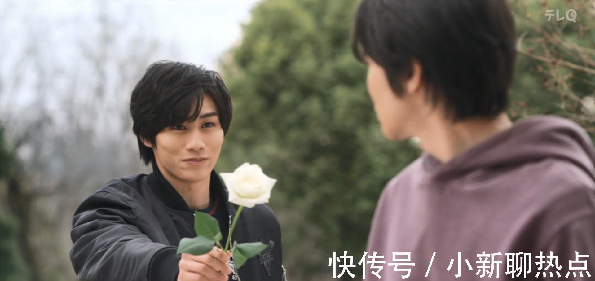 黑暗巨人|特利迦奥特曼剑悟送花给圣彰人,为他挡下攻击,结名沦为配角