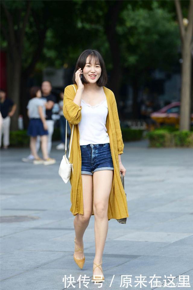 穿着短裤的姑娘,有人穿着平底鞋,有人搭配高跟鞋,你会怎么选