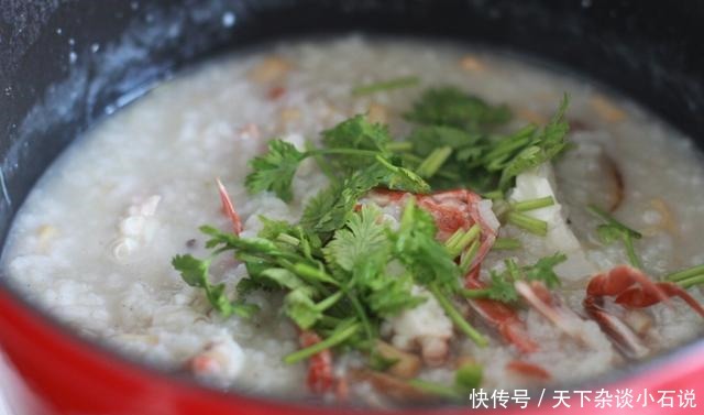 炎热的天气下厨太热,不如在家喝海鲜粥,鲜美又不失营养