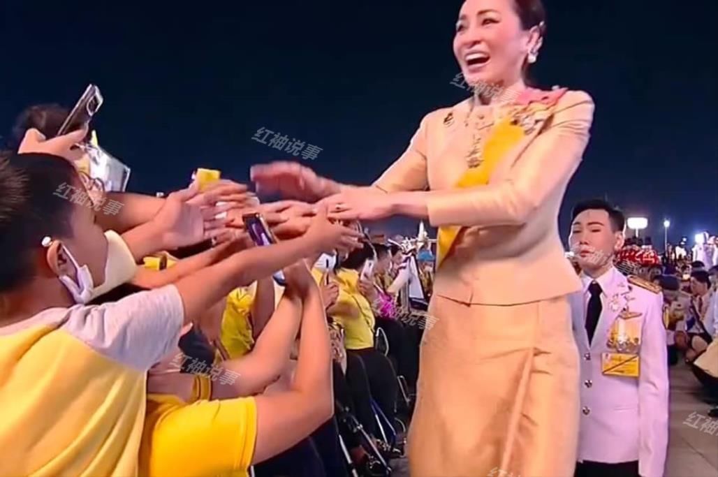 宫斗$泰国宫斗现场直播中:35岁诗妮娜瘪嘴挑衅,对苏提达王后大不敬