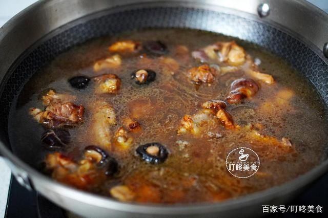 夏天多吃此菜,加上香菇一炖,鲜香嫩滑,我家每周吃三回,太下饭