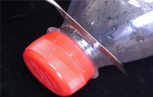 妙用|把两个塑料瓶盖粘在一起，挂在裤子上，全家人抢着用，太棒了