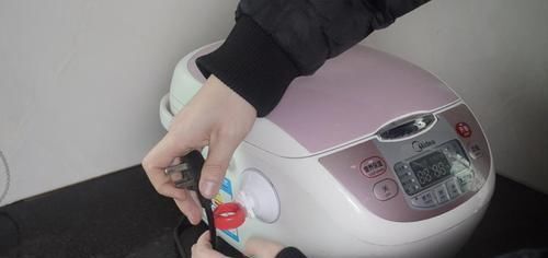 电饭煲|吸盘挂钩上粘个瓶盖真厉害, 一年能省下不少钱, 早点知道就好了