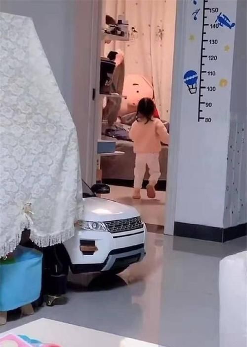 妈妈|妹妹溜进哥哥房间蹭床睡,哥哥的反应太“无情”,妈妈不禁笑翻