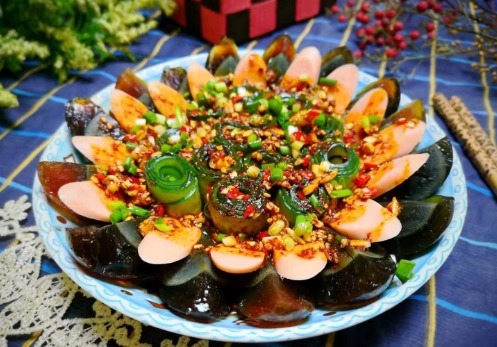 教学|教学每天一道菜,黄瓜拌皮蛋的做法,一碗料汁就够了