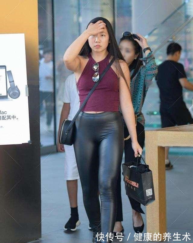 打底裤 黑色运动短袖搭配黑色打底裤,其实说简单一点,就是增高显瘦!