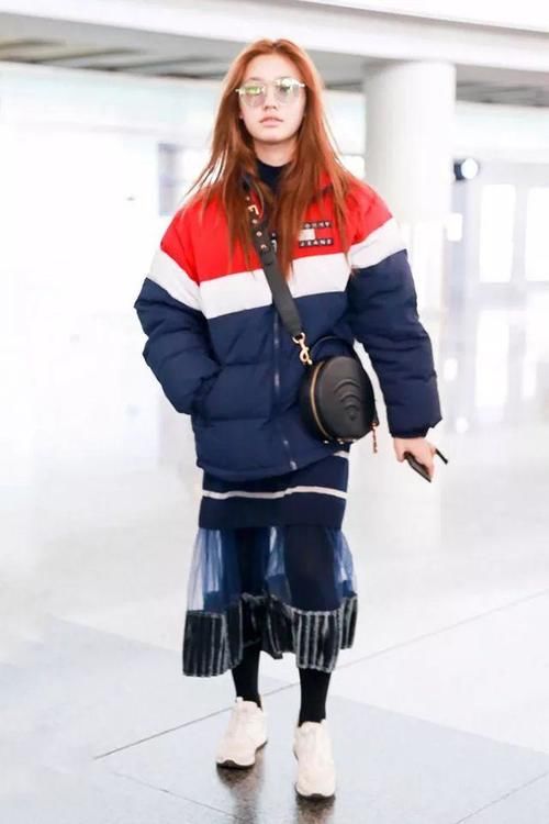  搭配|又到了穿羽绒服的季节，今年流行“穿短不穿长”，时髦保暖又显高