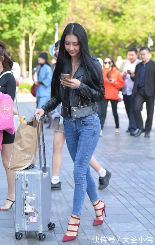 脚背|美女街拍:甜美的小姐姐,身穿皮衣+牛仔裤,机车风格与女性魅力的完美融合