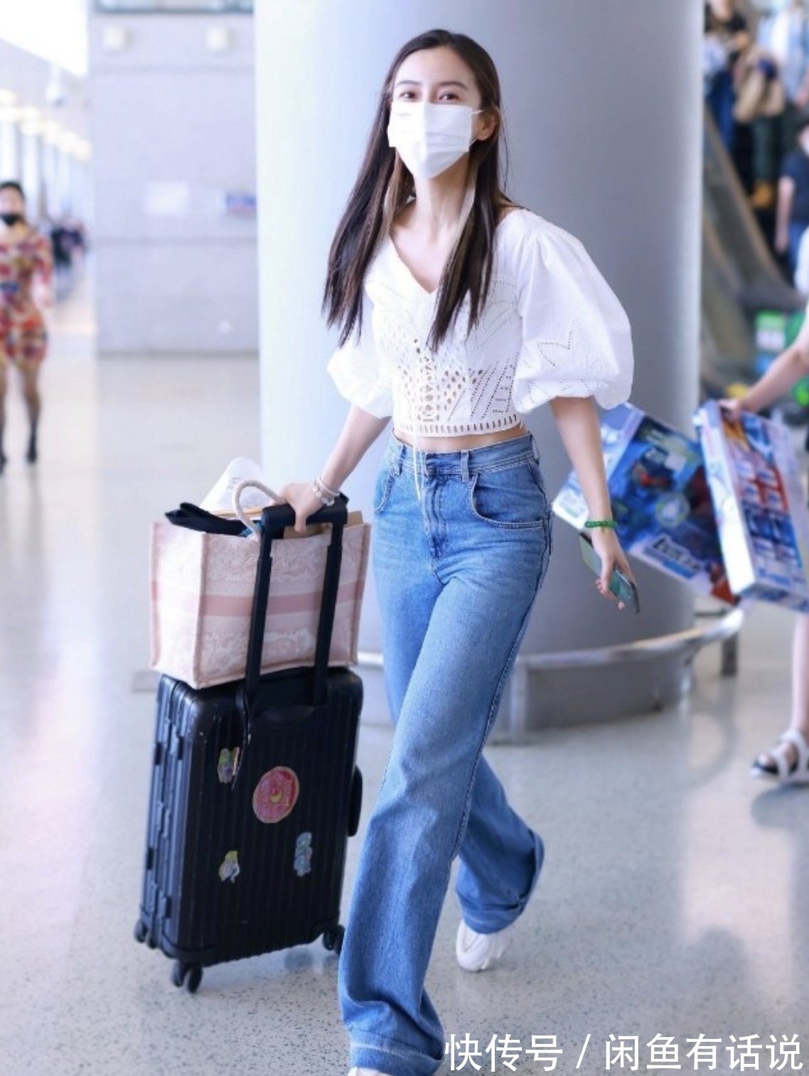 孩子|baby扎双马尾哪像孩子妈,两件T恤叠着穿赶时髦,配热裤细腿抢镜