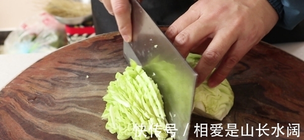 瘦肉|包菜炒粉条的家常做法,学会一个小技巧,不粘锅味道还特别香