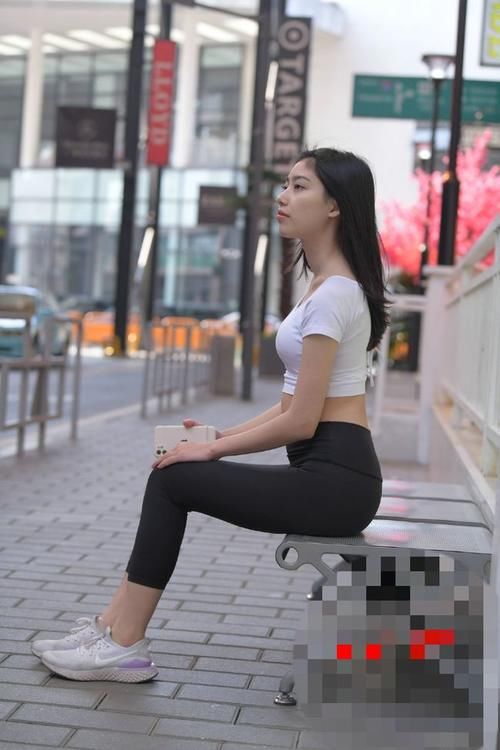 小姐姐 露脐紧身T恤+紧身牛仔裤搭配罗马高跟凉鞋,将身材完美展示出来