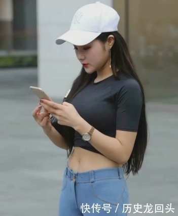 凹凸|街拍:紧身牛仔裤穿在身上凹凸有型,迷倒过往路人