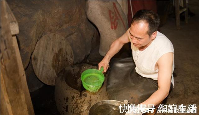 郑国荣#铸剑师郑国荣:第一把剑拍卖两万,第2把陨铁铸造,第3把赠金庸