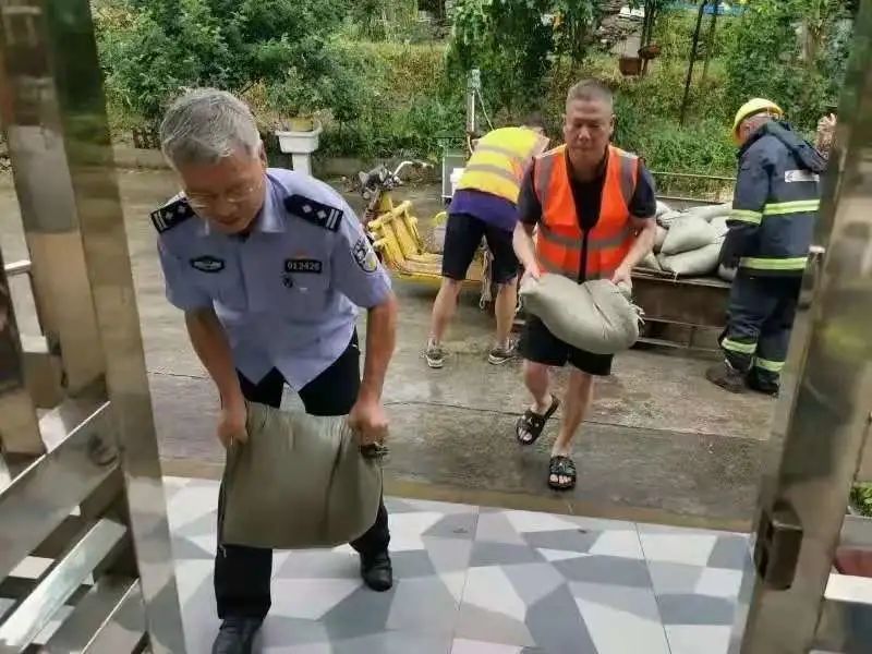 警情|台风暴雨突袭申城！ 上海公安民警雨中坚守岗位，守护城市安全