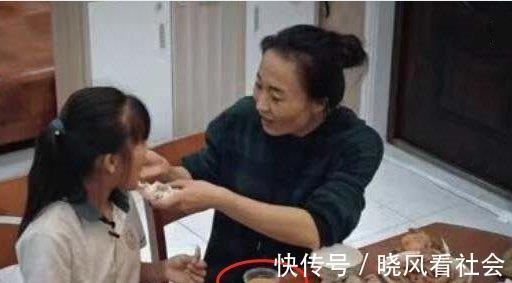 钟懿莲|变形计最虚伪的城市妈妈表面温柔,却被桌子上的水出卖,太真实